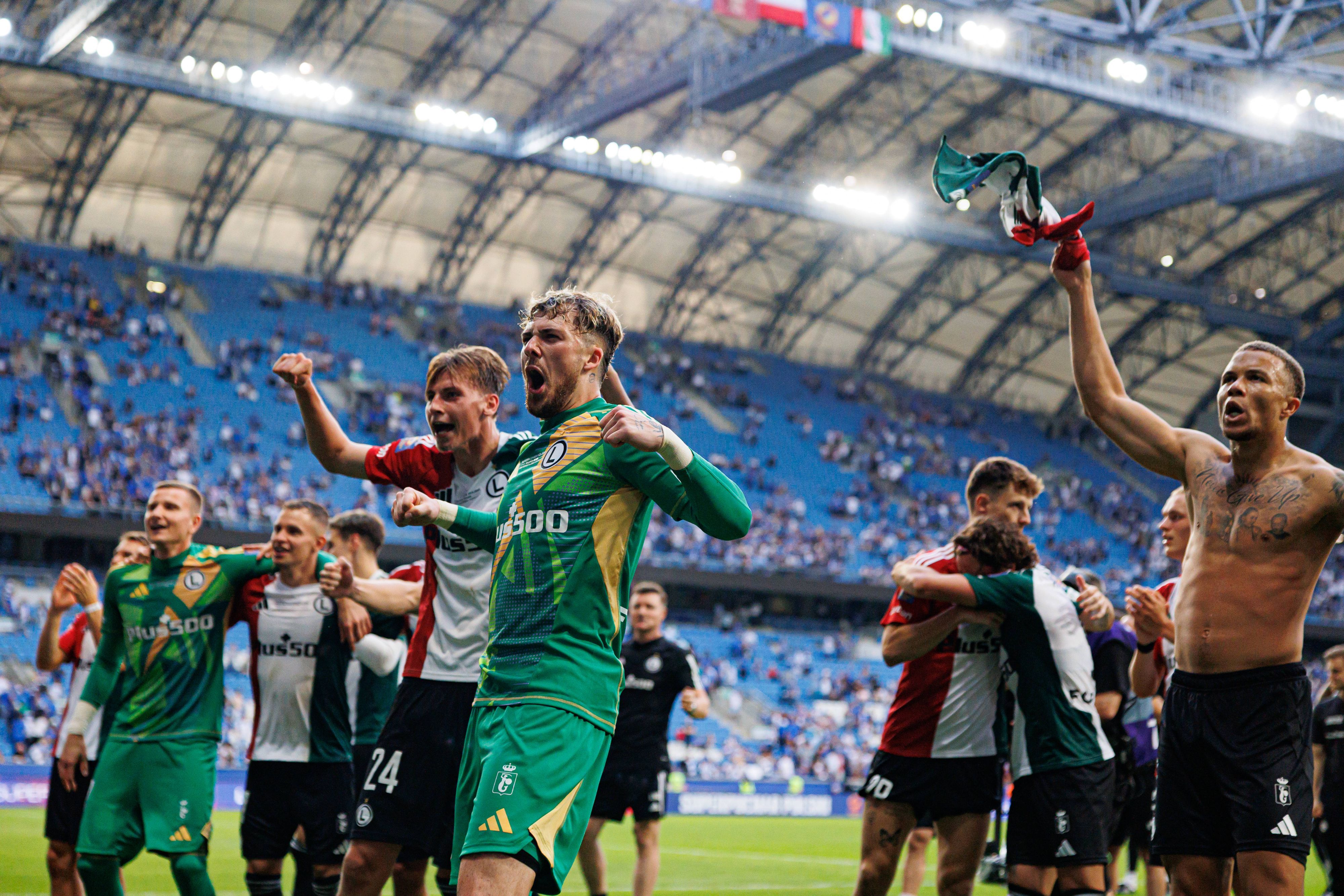 Spieler von Legia Warschau feiern mit den Fans.