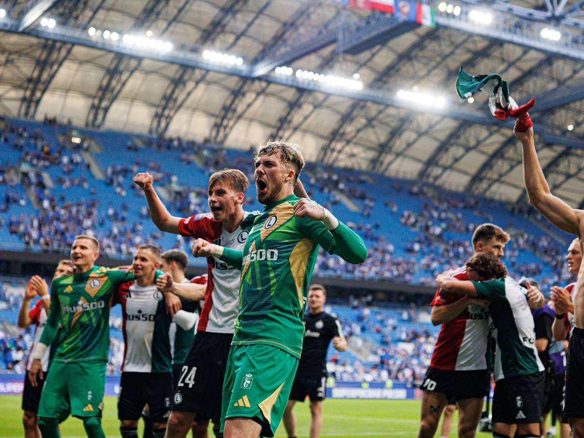 Spieler von Legia Warschau feiern mit den Fans.