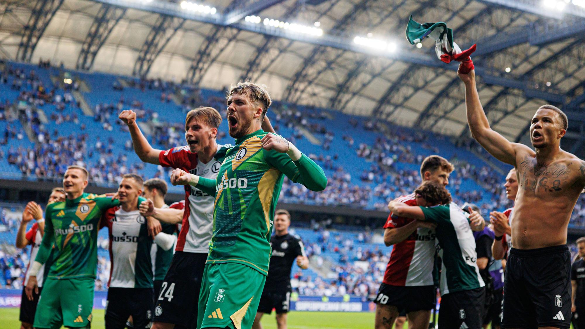 Spieler von Legia Warschau feiern mit den Fans.