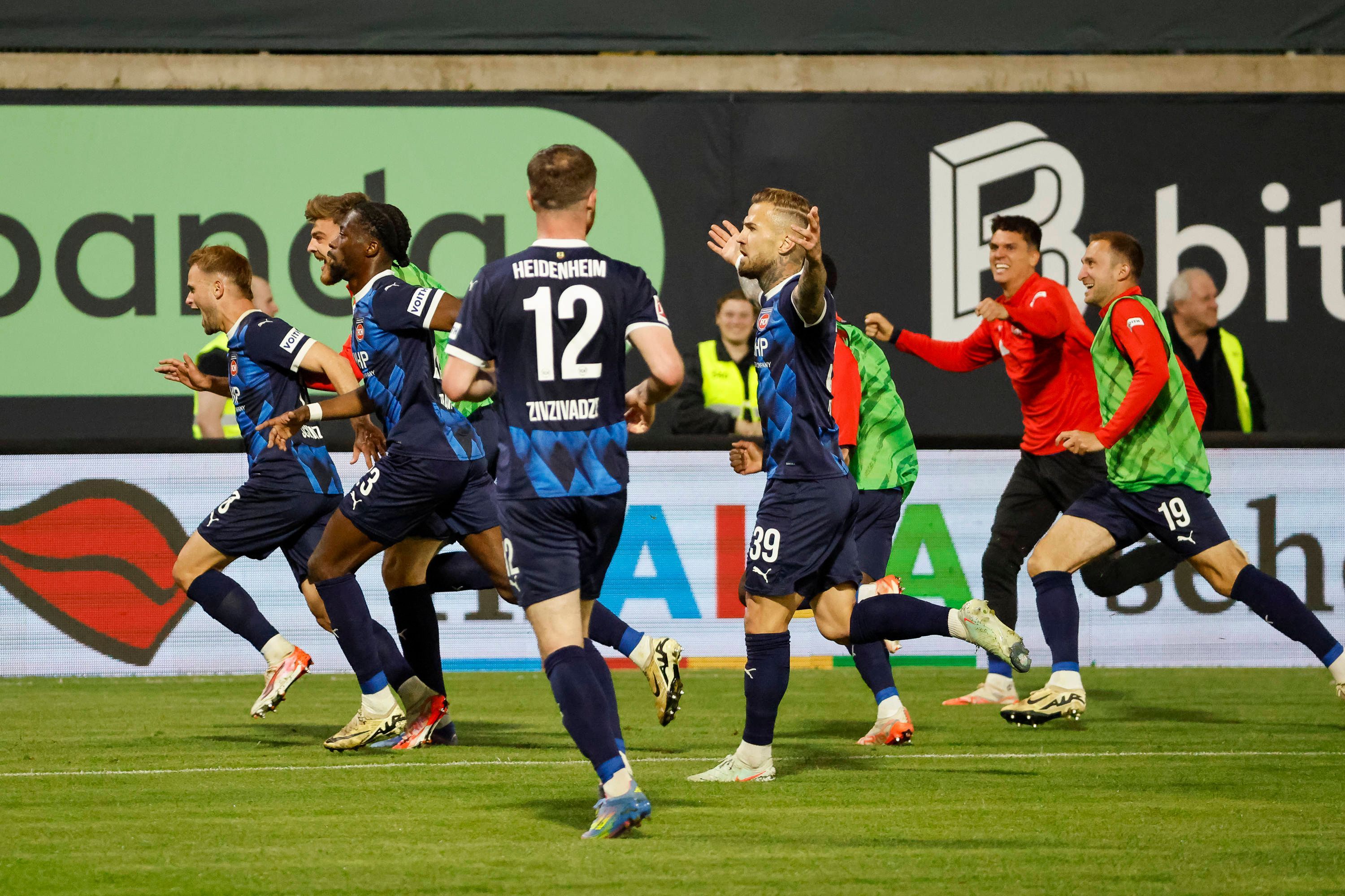Spieler des 1. FC Heidenheim in Ekstase.
