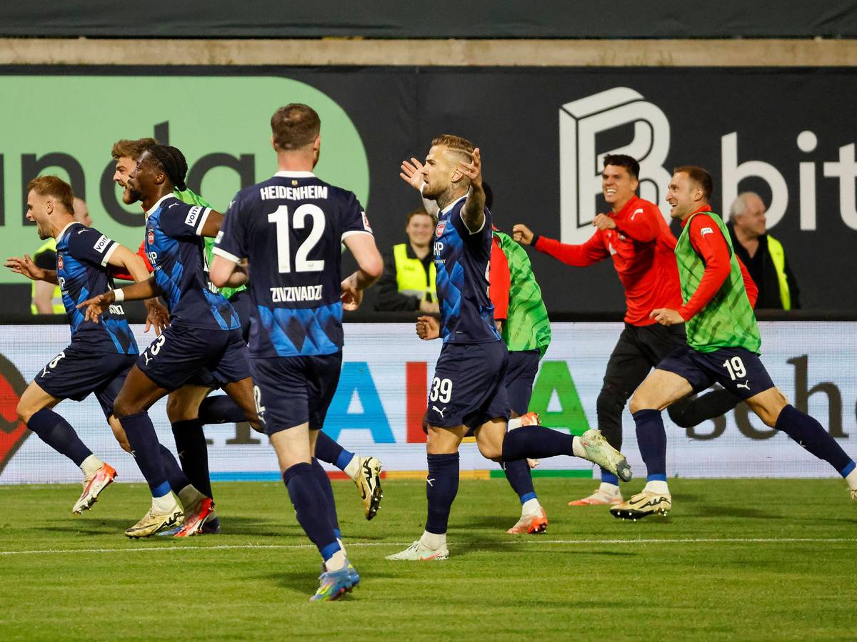 Spieler des 1. FC Heidenheim in Ekstase.
