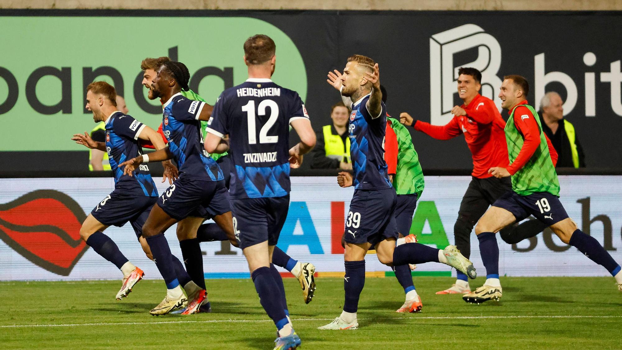 Spieler des 1. FC Heidenheim in Ekstase.