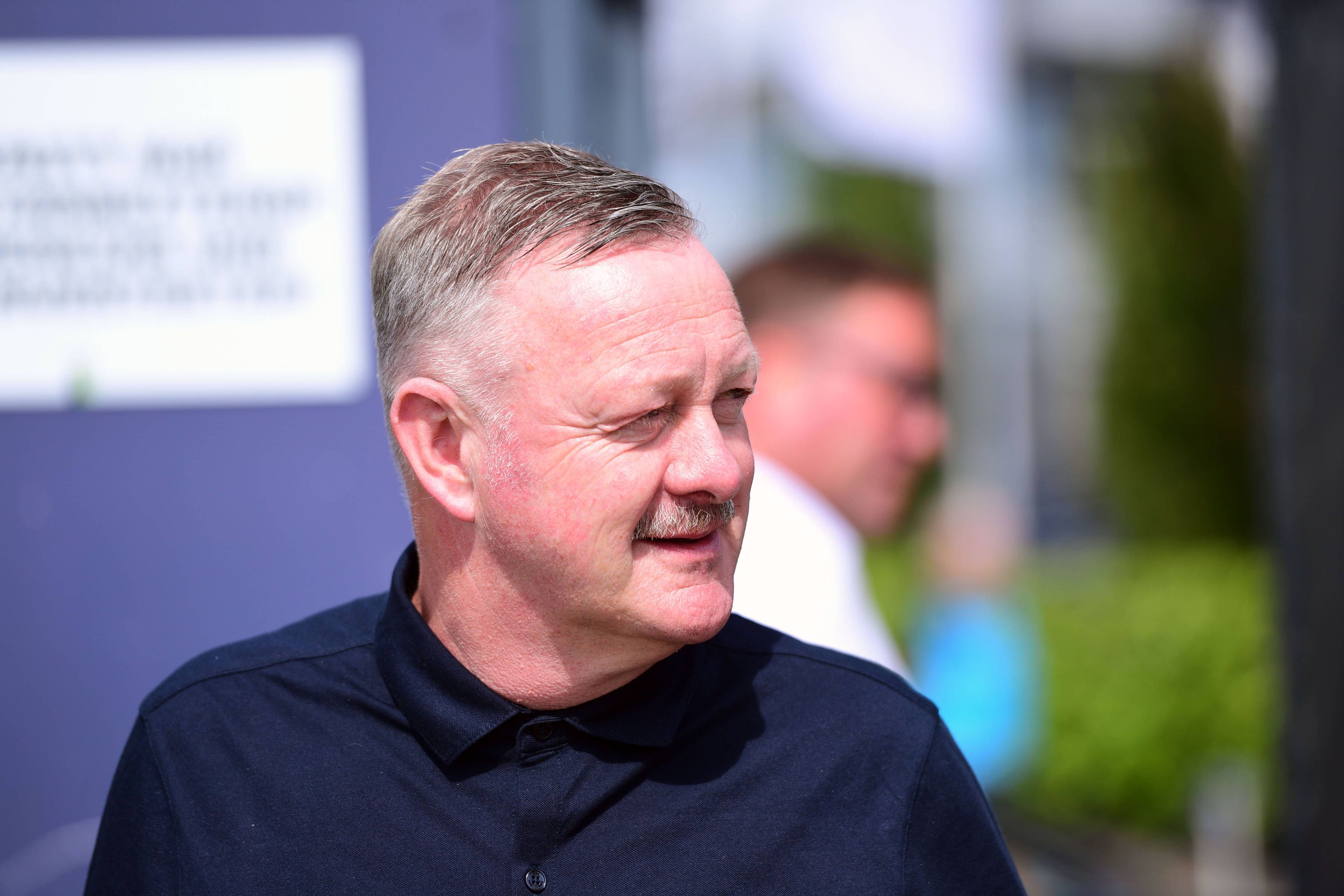 Roland Virkus betritt den Trainingsplatz.