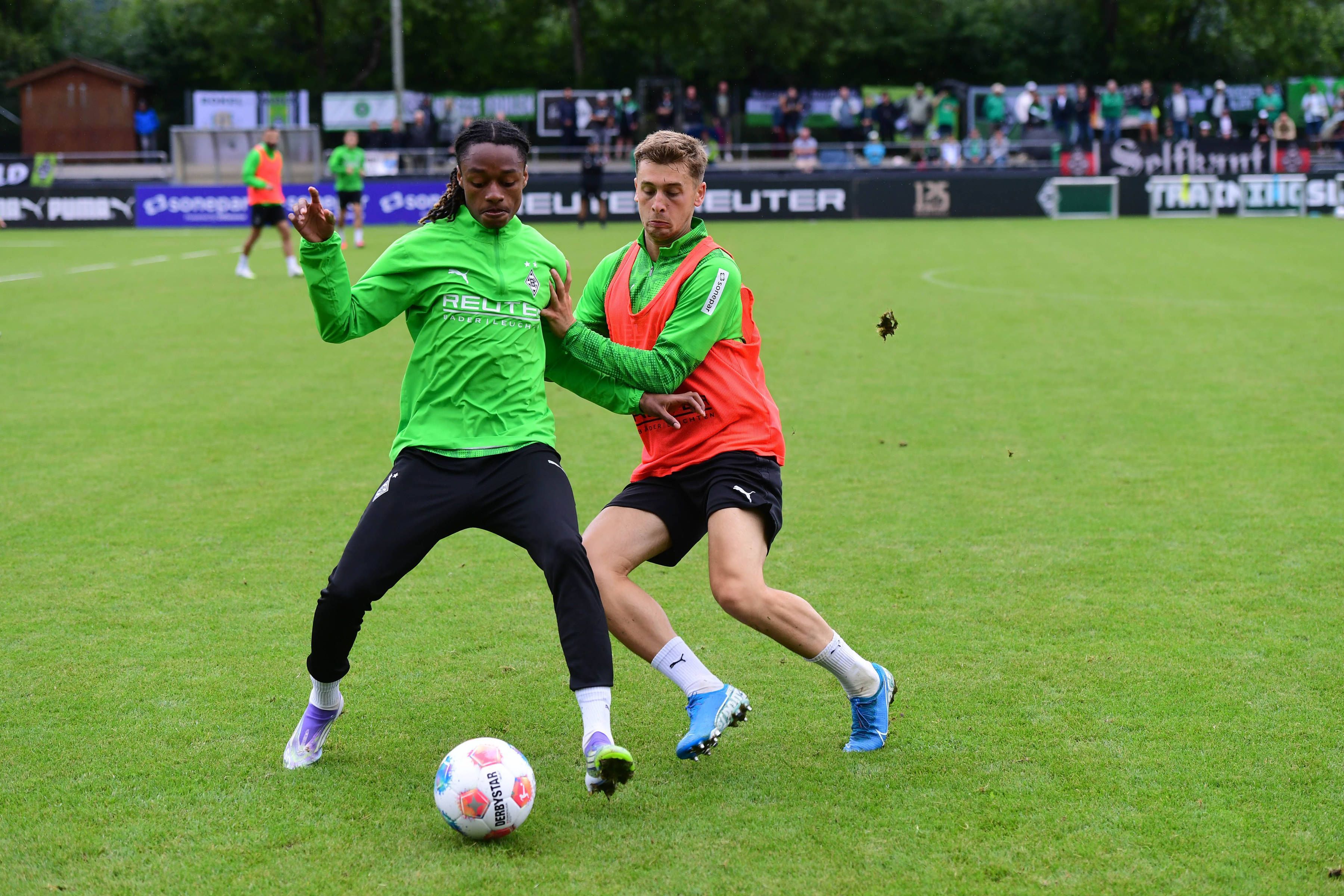 Yvandro Borges Sanches und Oscar Fraulo in einem Zweikampf.