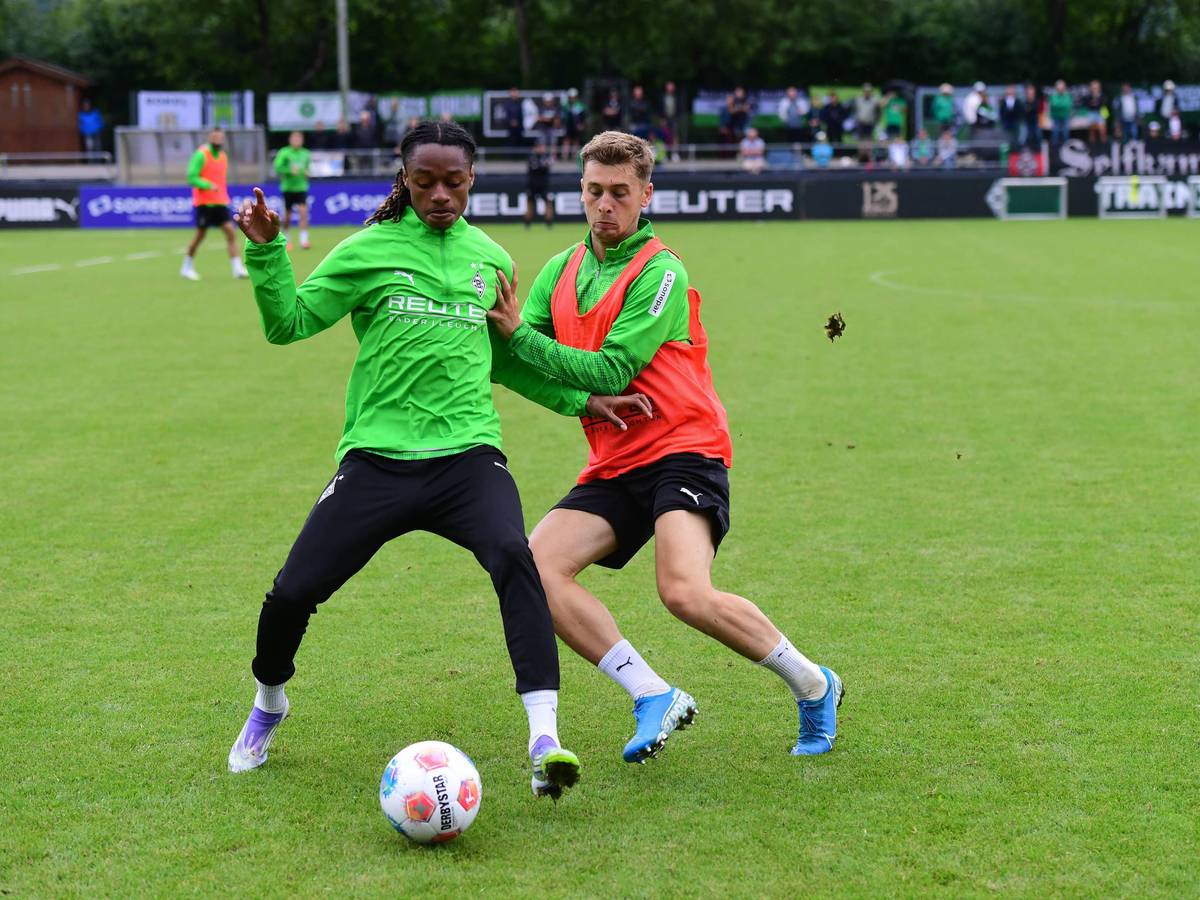 Yvandro Borges Sanches und Oscar Fraulo in einem Zweikampf.