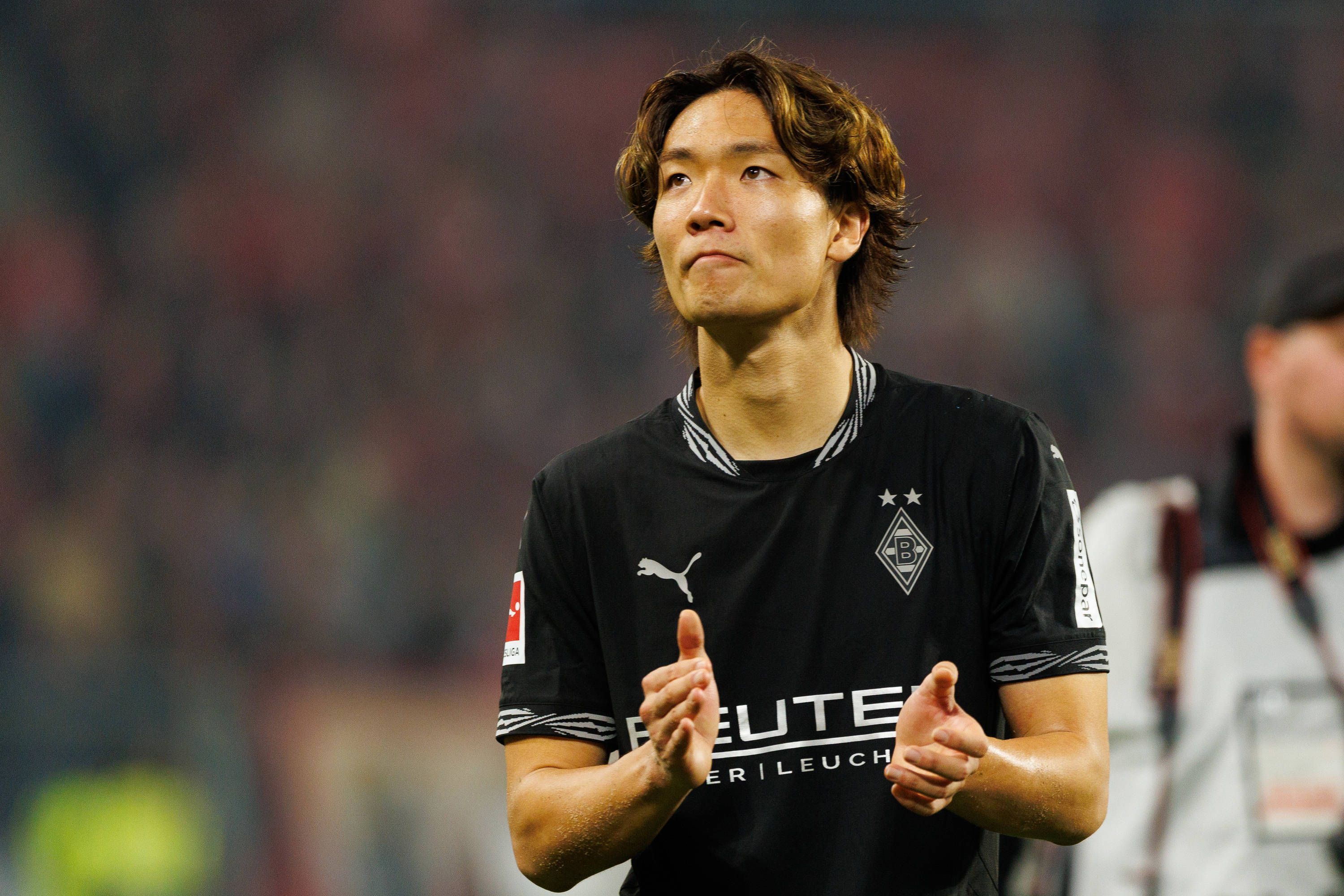 Ko Itakura applaudiert den Gladbach-Fans.