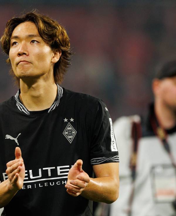 Ko Itakura applaudiert den Gladbach-Fans.