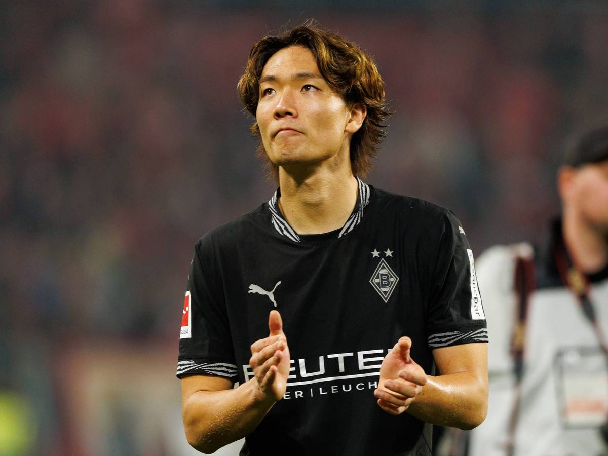 Ko Itakura applaudiert den Gladbach-Fans.