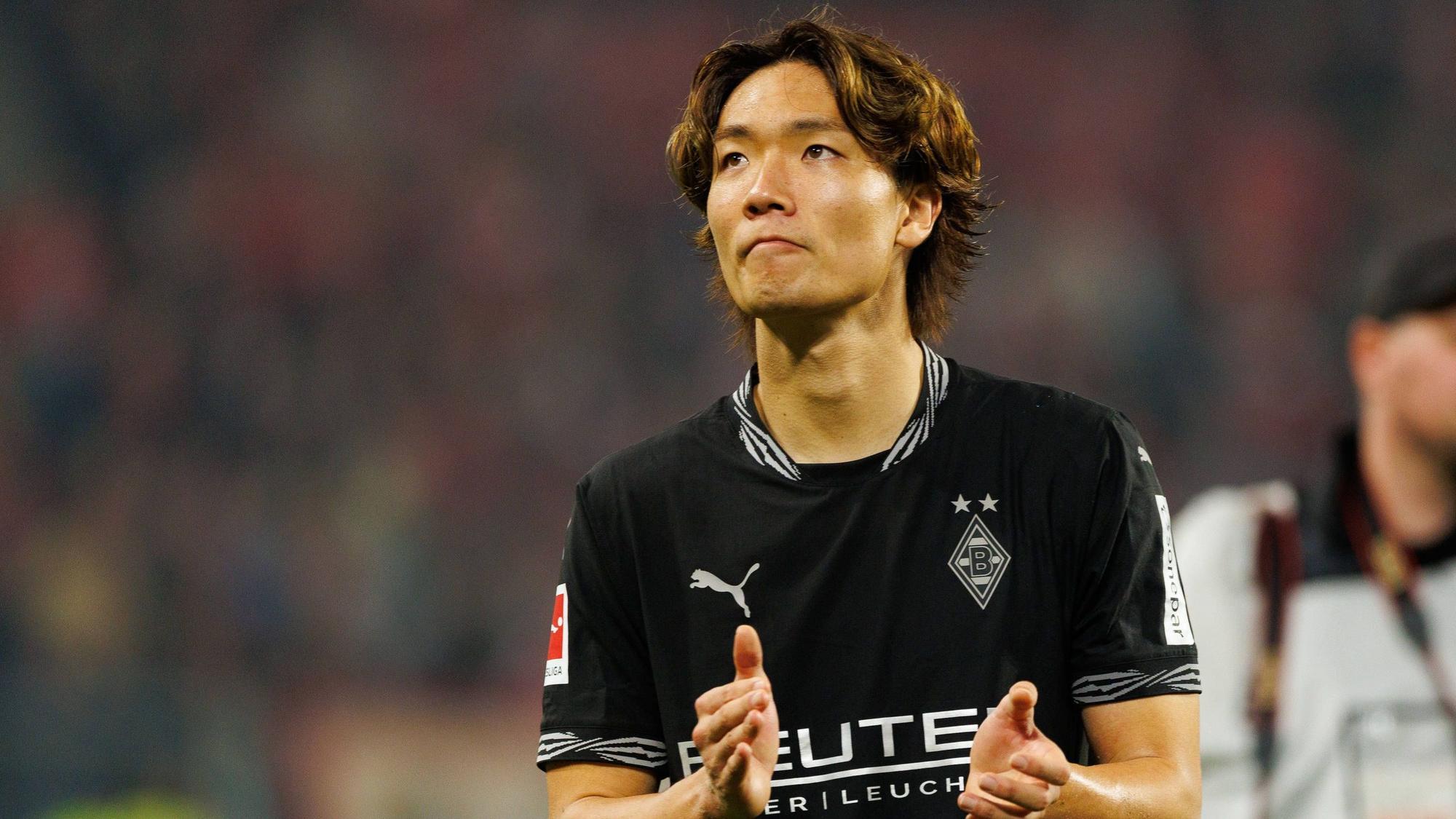 Ko Itakura applaudiert den Gladbach-Fans.