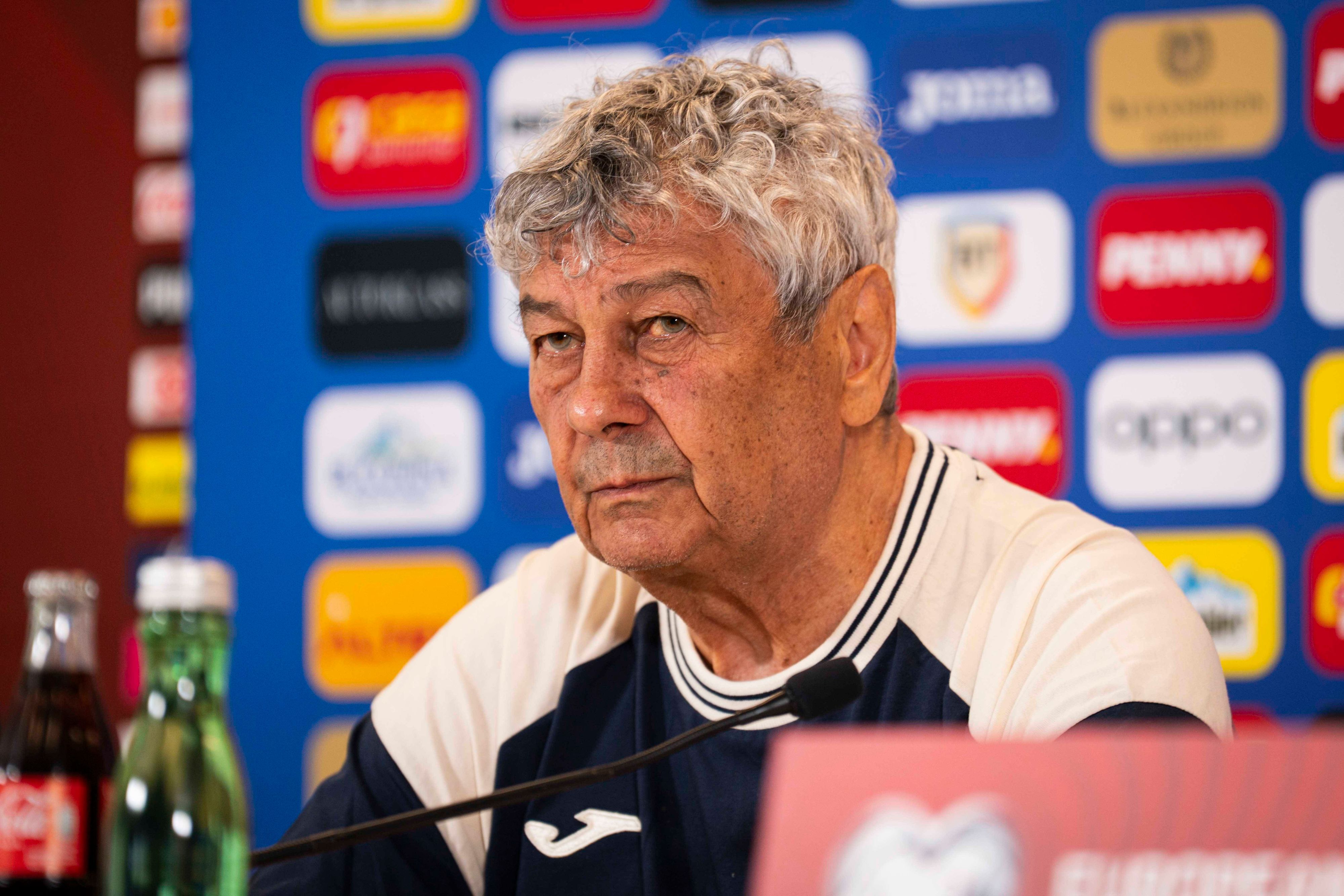 Mircea Lucescu spricht auf einer Pressekonferenz.