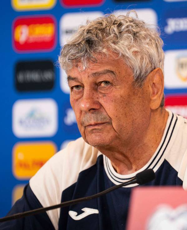 Mircea Lucescu spricht auf einer Pressekonferenz.