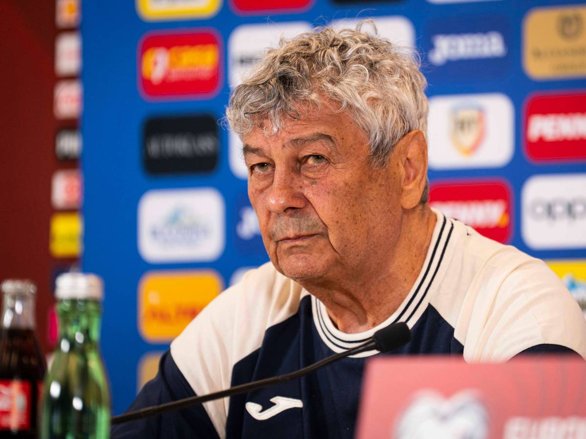 Mircea Lucescu spricht auf einer Pressekonferenz.