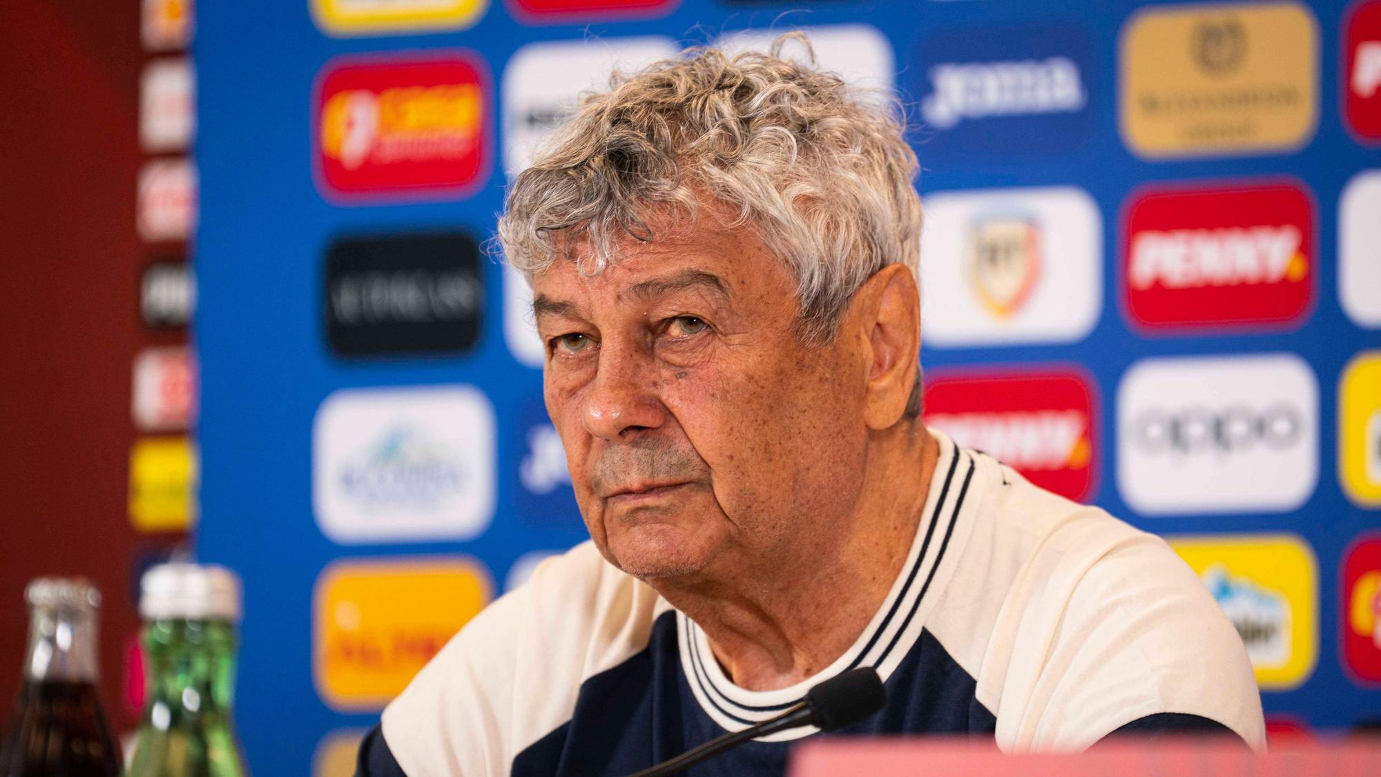 Mircea Lucescu spricht auf einer Pressekonferenz.