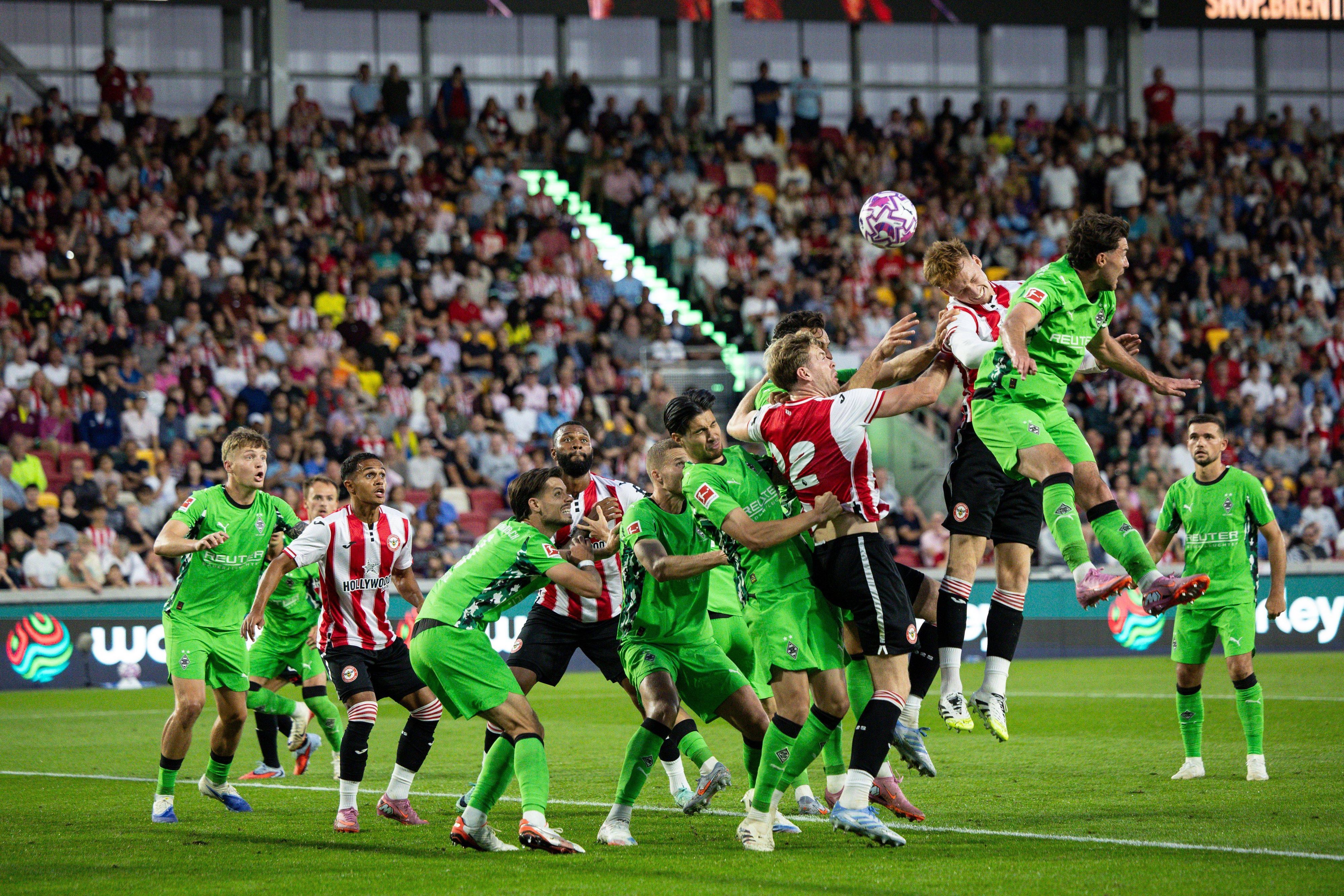 Ein Luftduell zwischen Brentford und Gladbach.