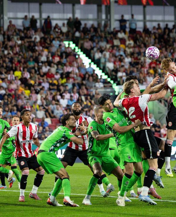 Ein Luftduell zwischen Brentford und Gladbach.