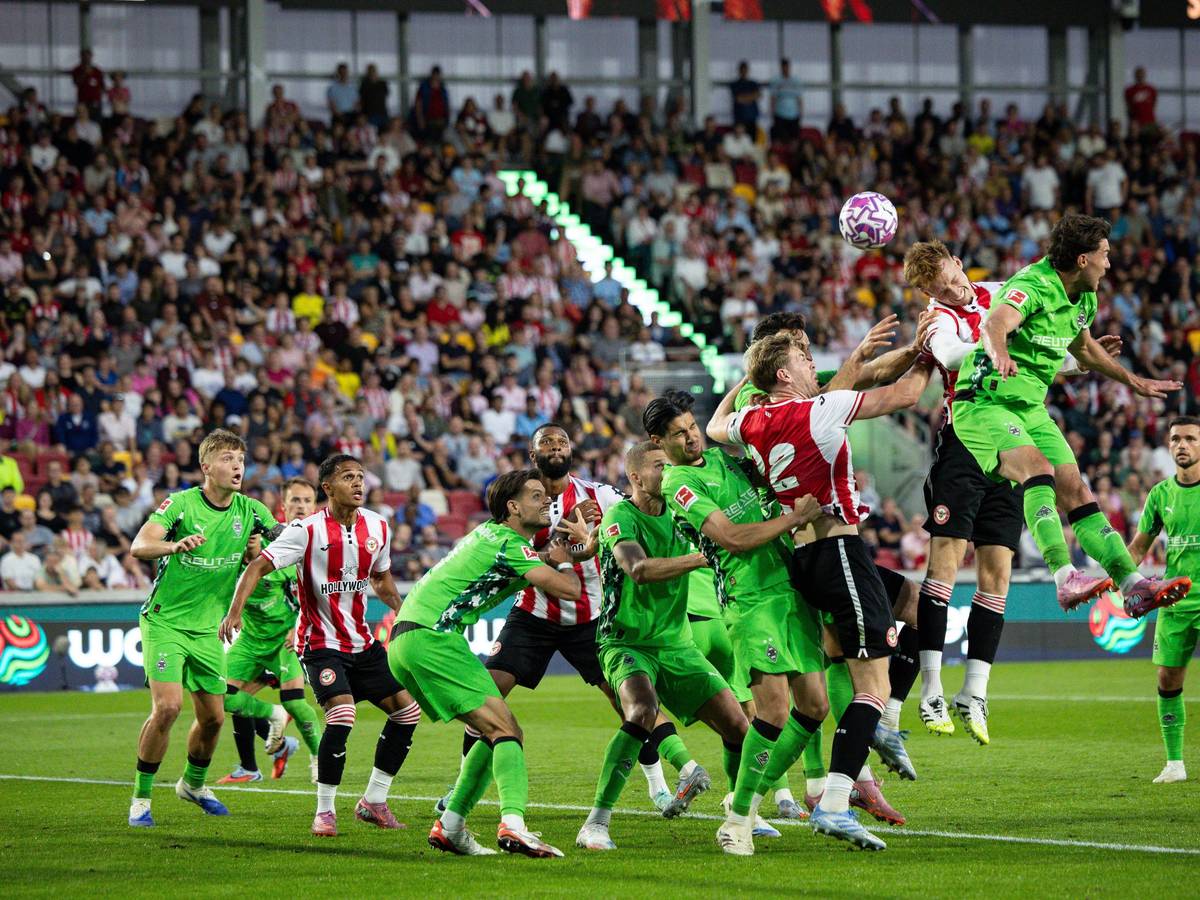 Ein Luftduell zwischen Brentford und Gladbach.