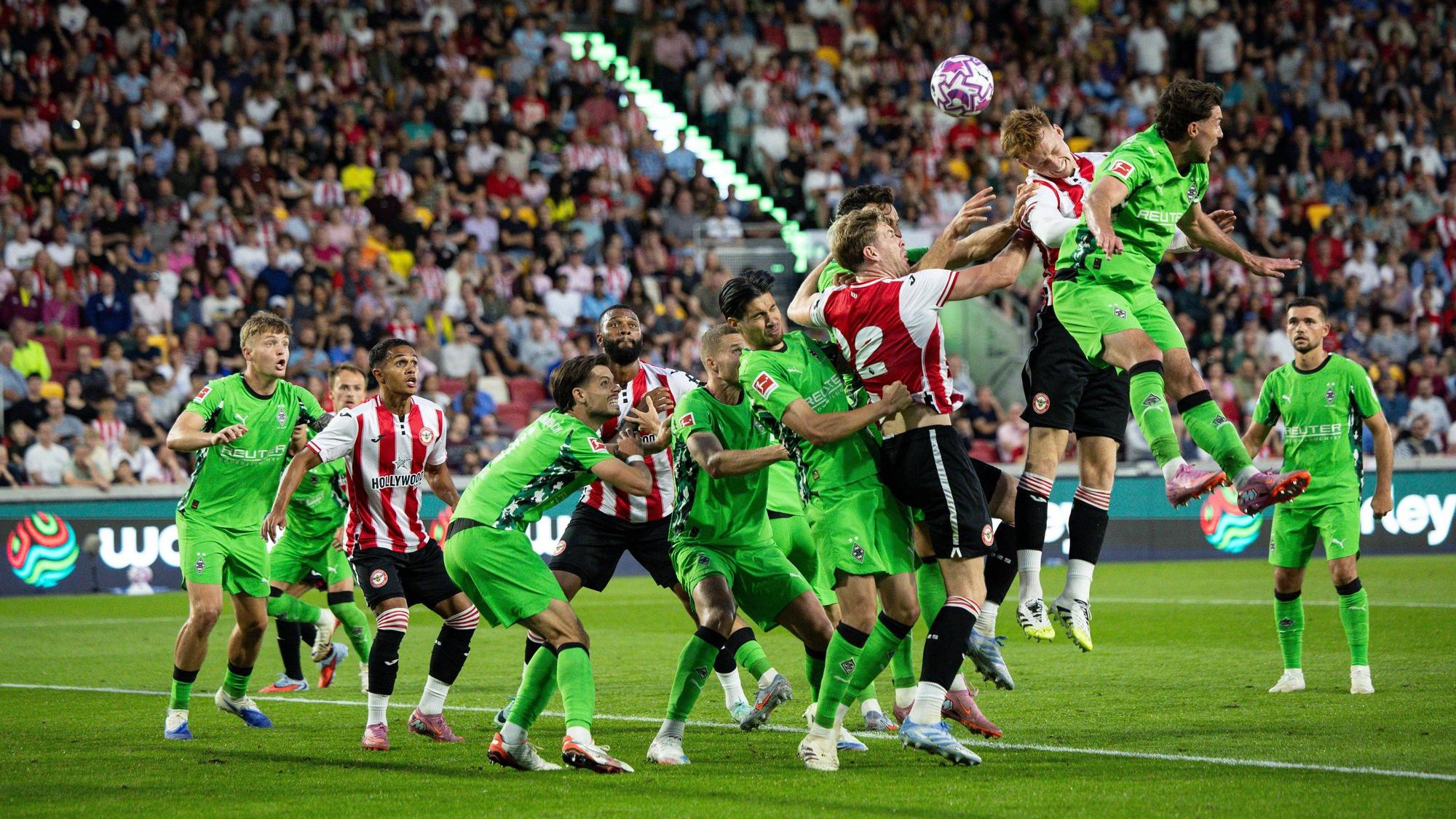 Ein Luftduell zwischen Brentford und Gladbach.