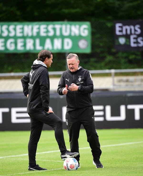 Gerardo Seoane und Roland Virkus unterhalten sich auf dem Trainingsplatz.