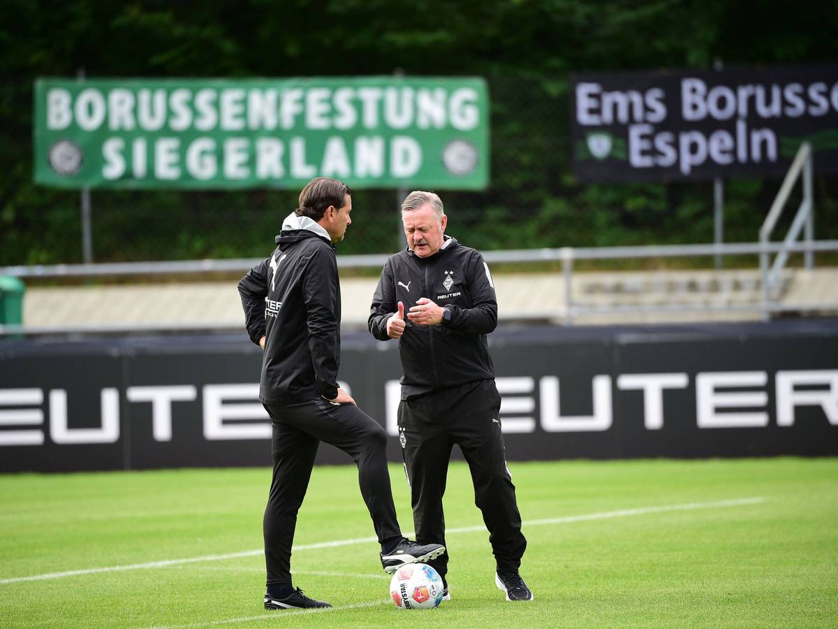 Gerardo Seoane und Roland Virkus unterhalten sich auf dem Trainingsplatz.