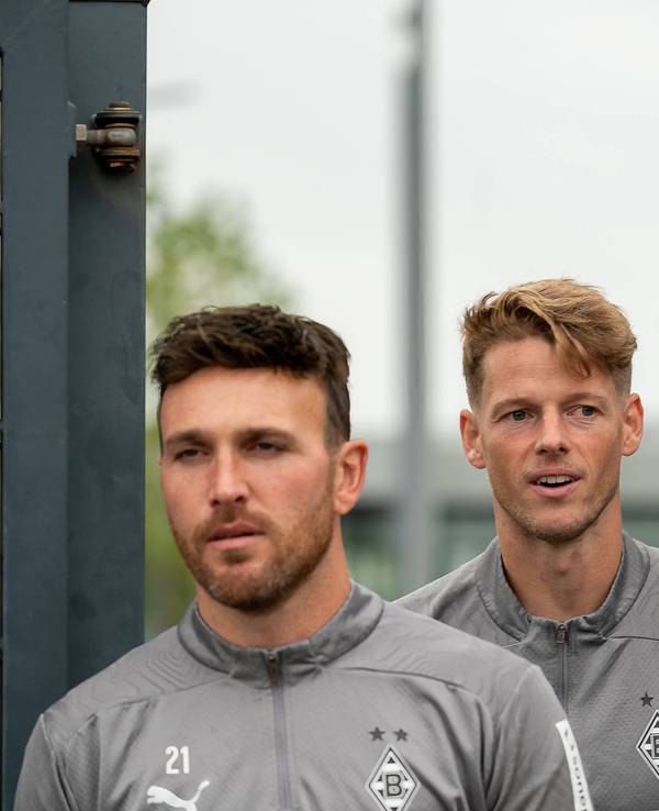 Die Gladbach-Keeper betreten den Trainingsplatz am Borussia-Park.