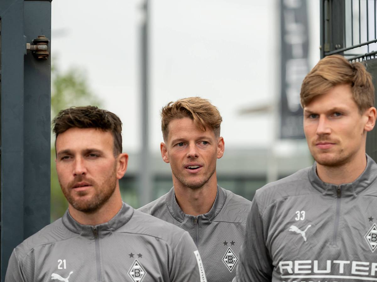 Die Gladbach-Keeper betreten den Trainingsplatz am Borussia-Park.