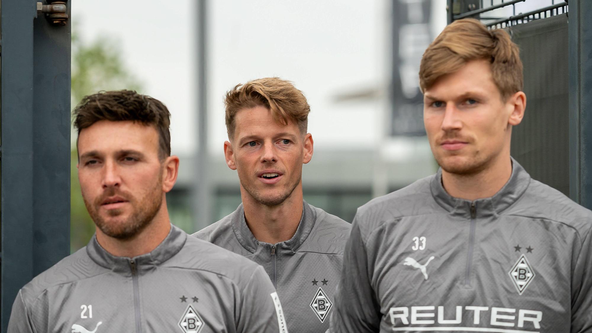 Die Gladbach-Keeper betreten den Trainingsplatz am Borussia-Park.