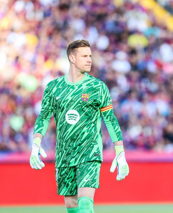 Marc-André ter Stegen im Barca-Trikot mit Kapitänsbinde.