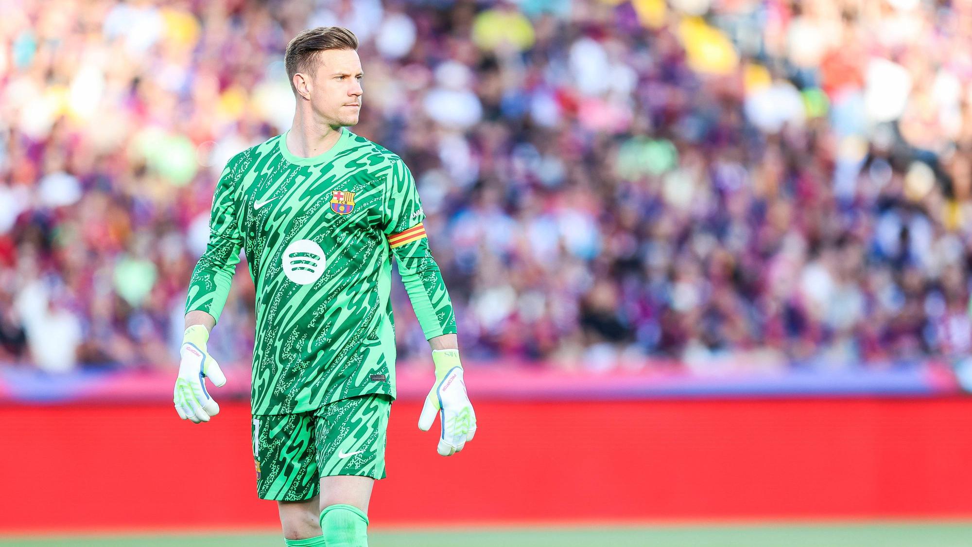 Marc-André ter Stegen im Barca-Trikot mit Kapitänsbinde.