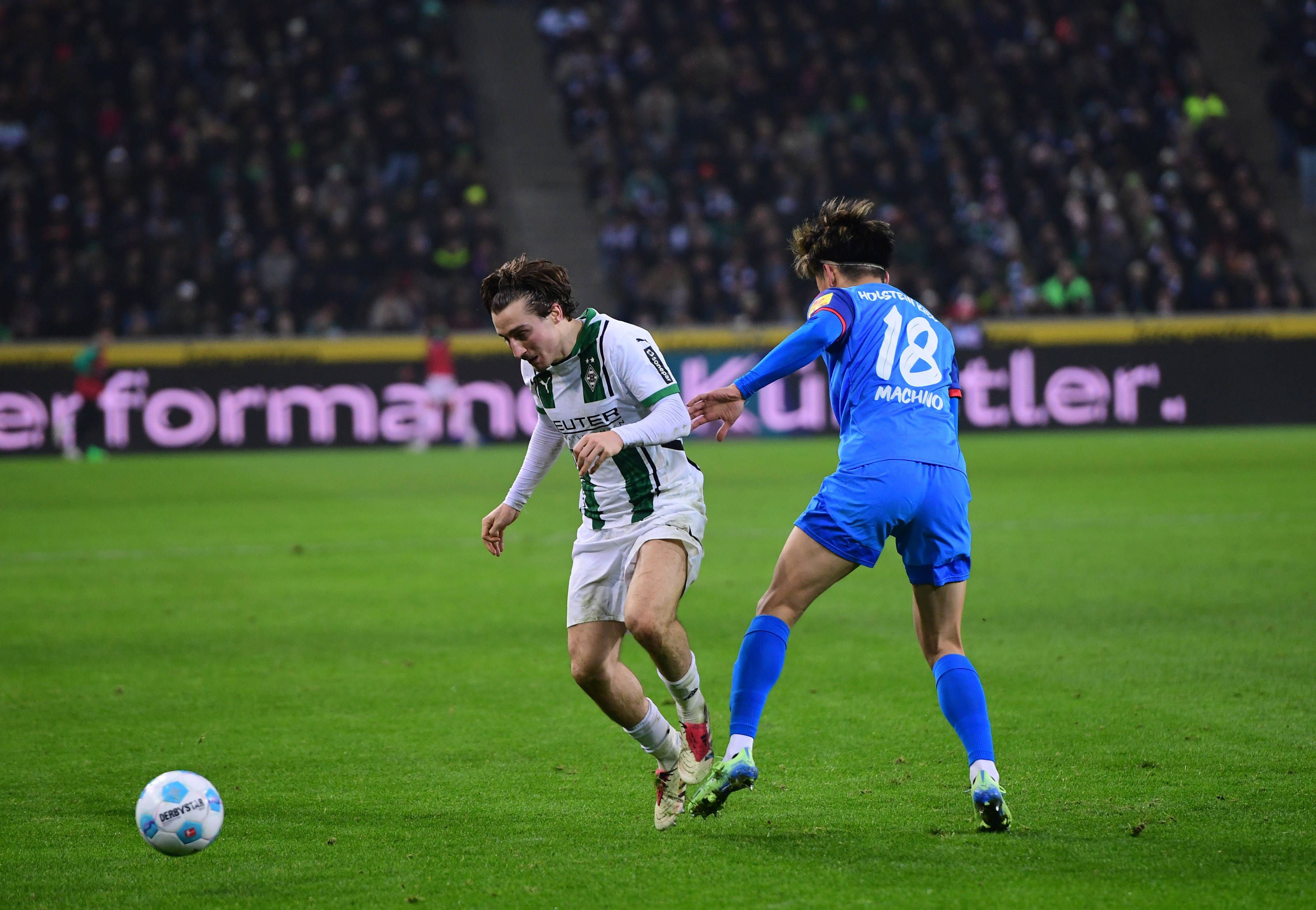 Rocco Reitz im Zweikampf mit Ex-Kieler Shuto Machino.