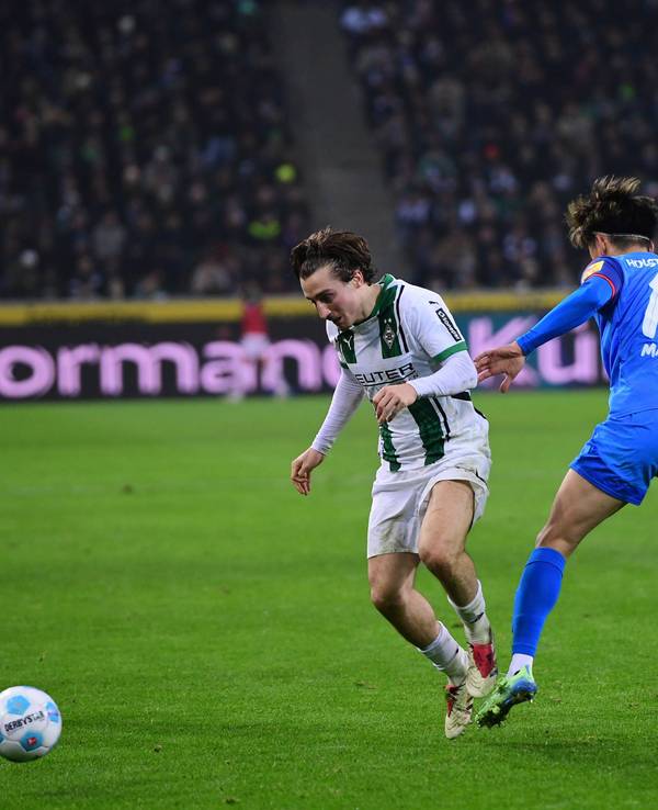 Rocco Reitz im Zweikampf mit Ex-Kieler Shuto Machino.