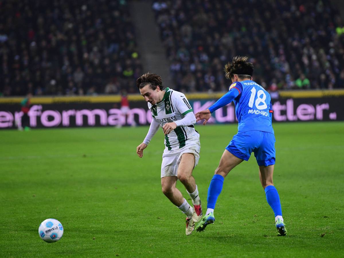 Rocco Reitz im Zweikampf mit Ex-Kieler Shuto Machino.