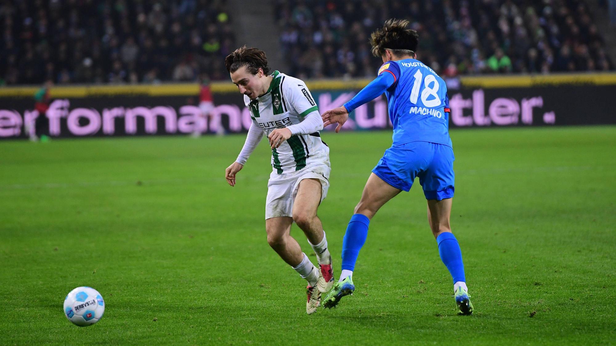 Rocco Reitz im Zweikampf mit Ex-Kieler Shuto Machino.