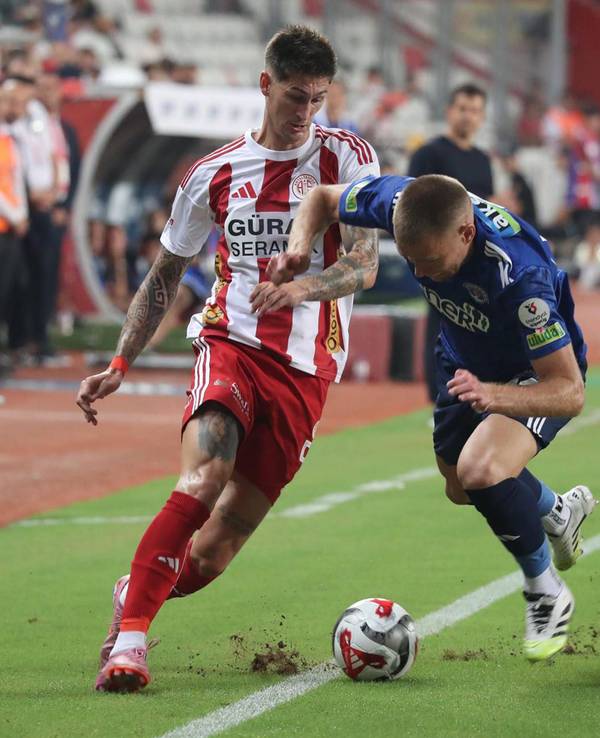 Tomas Cvancara im Zweikampf mit Hoffenheim-Leihgabe Attila Szalai.