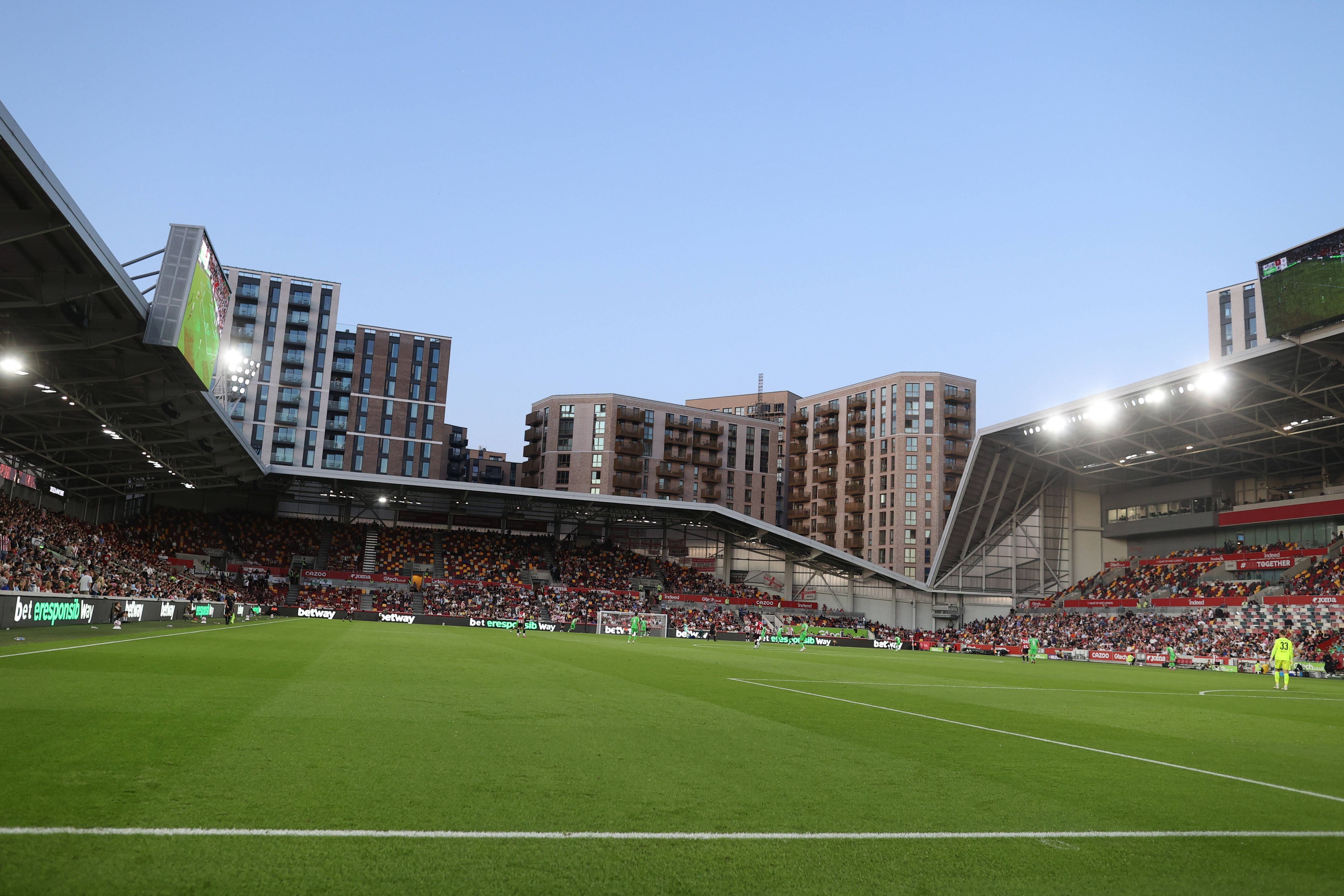 Der Kulisse beim Gladbach-Test in Brentford.