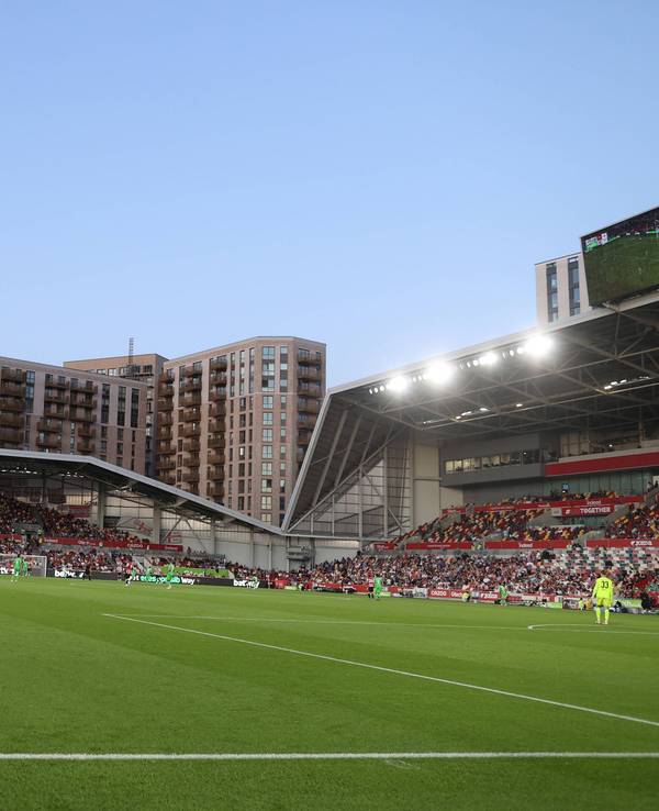 Der Kulisse beim Gladbach-Test in Brentford.