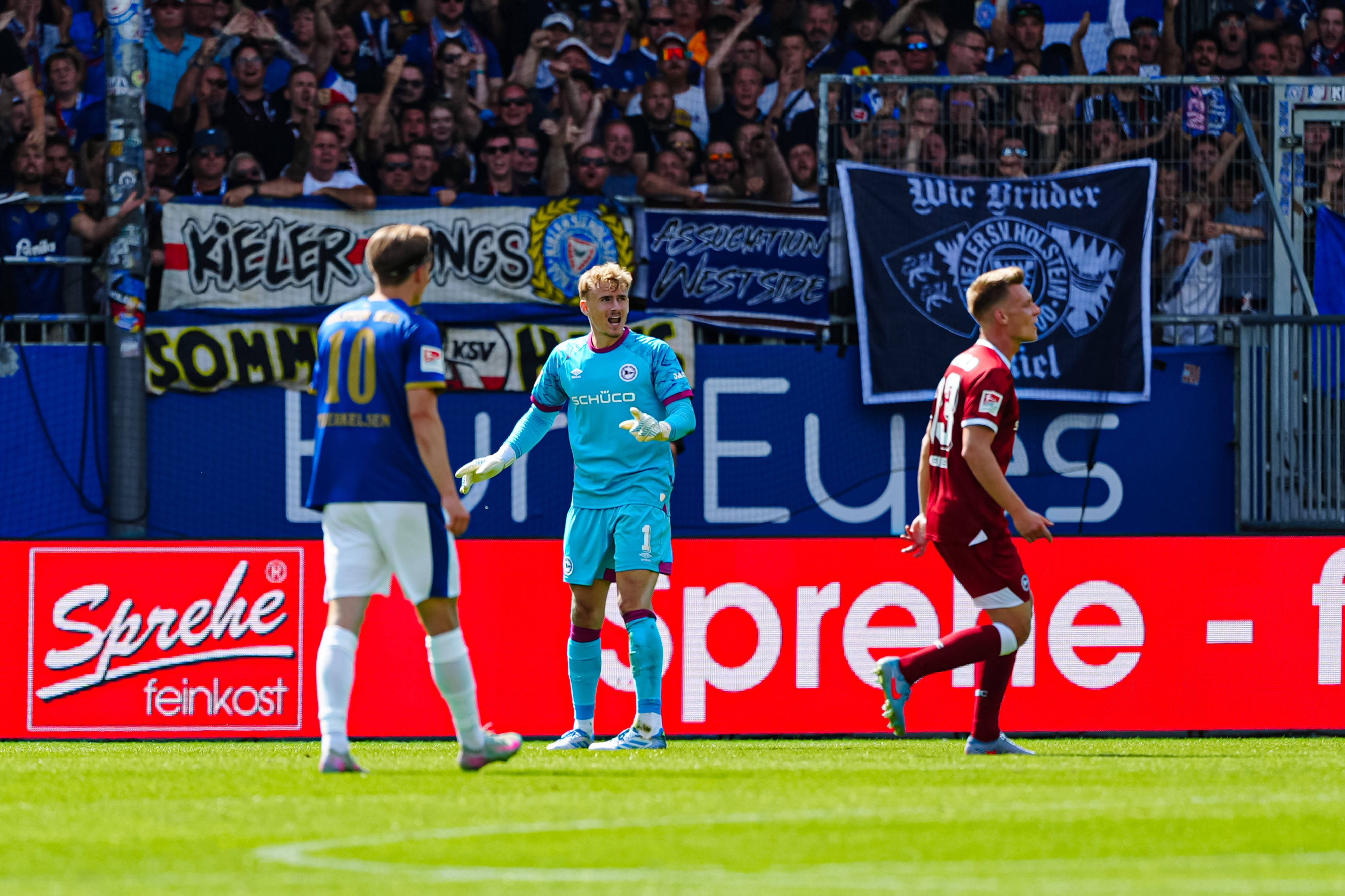 Ex-Gladbach-Keeper Jonas Kersken holte sich am 10. August 2025 gegen Holstein Kiel unnötig Rot.