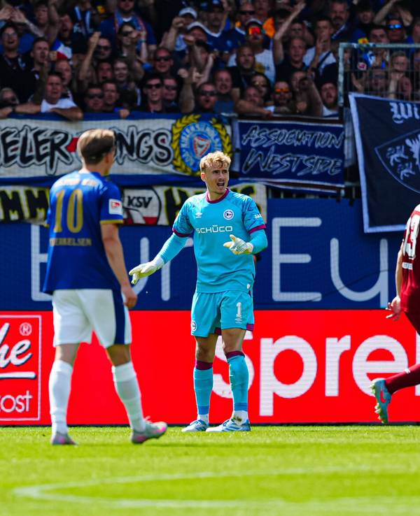Ex-Gladbach-Keeper Jonas Kersken holte sich am 10. August 2025 gegen Holstein Kiel unnötig Rot.