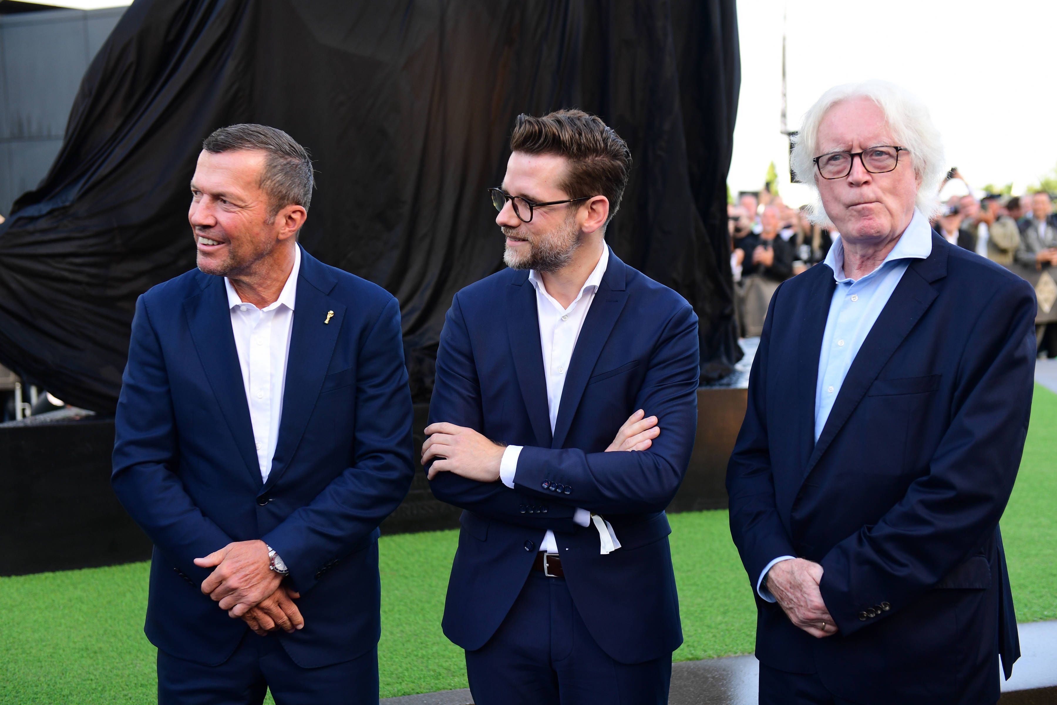 Winfried Schäfer (r.) gemeinsam mit Lothar Matthäus (l.) und Gladbach Oberbürgermeister Felix Heinrichs (m.) beim Jubiläum.