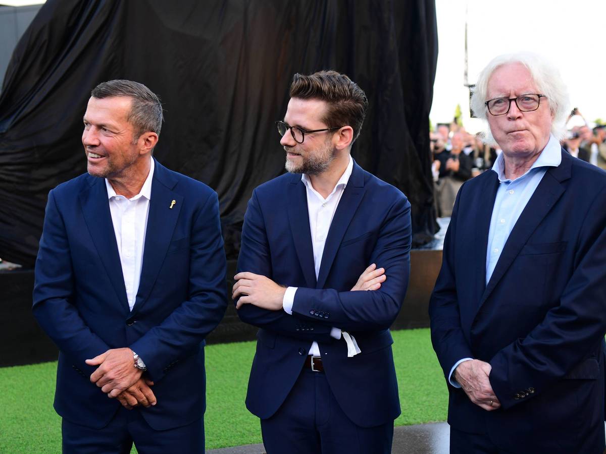 Winfried Schäfer (r.) gemeinsam mit Lothar Matthäus (l.) und Gladbach Oberbürgermeister Felix Heinrichs (m.) beim Jubiläum.