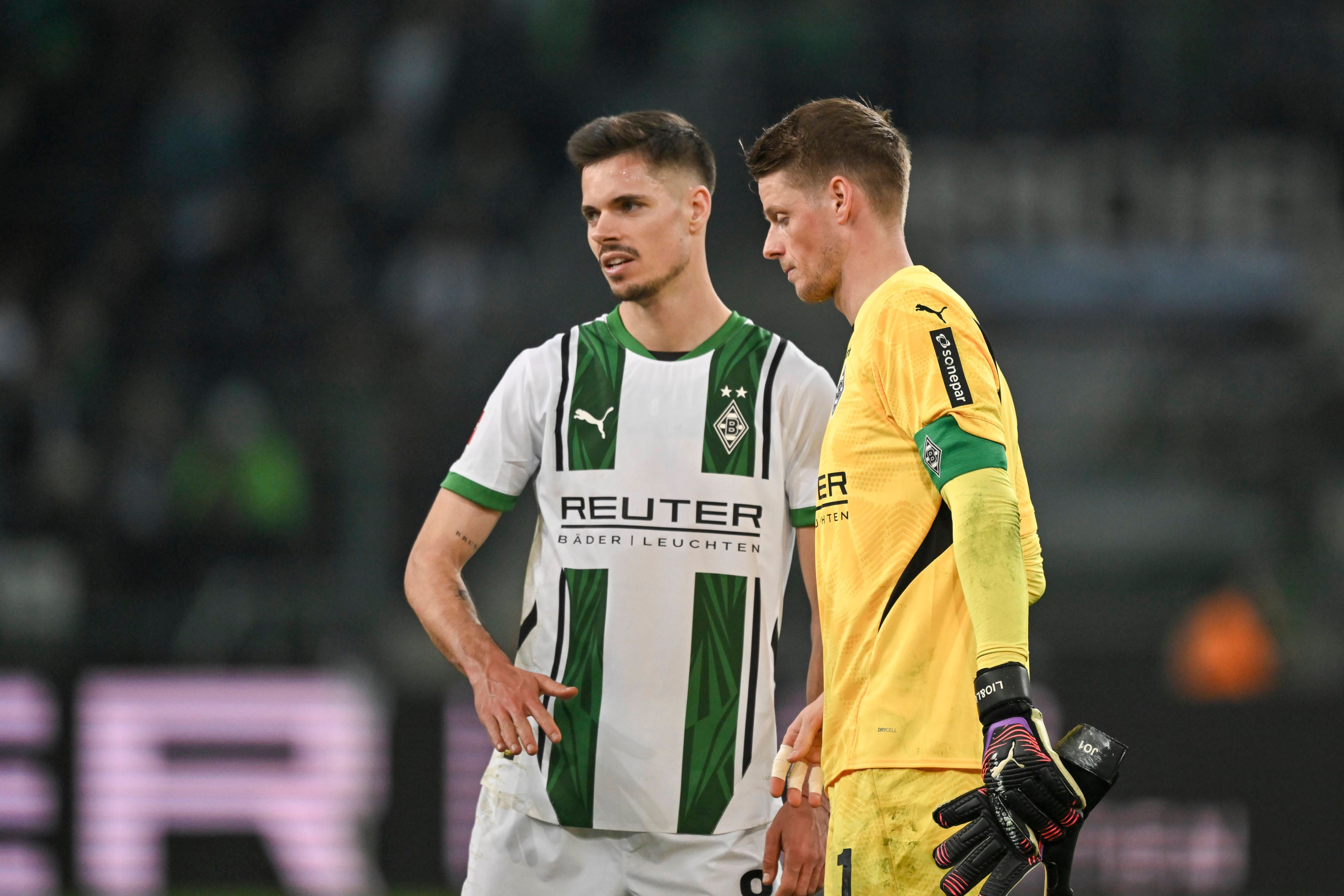 Jonas Omlin und Julian Weigl wirken frustriert auf dem Platz.