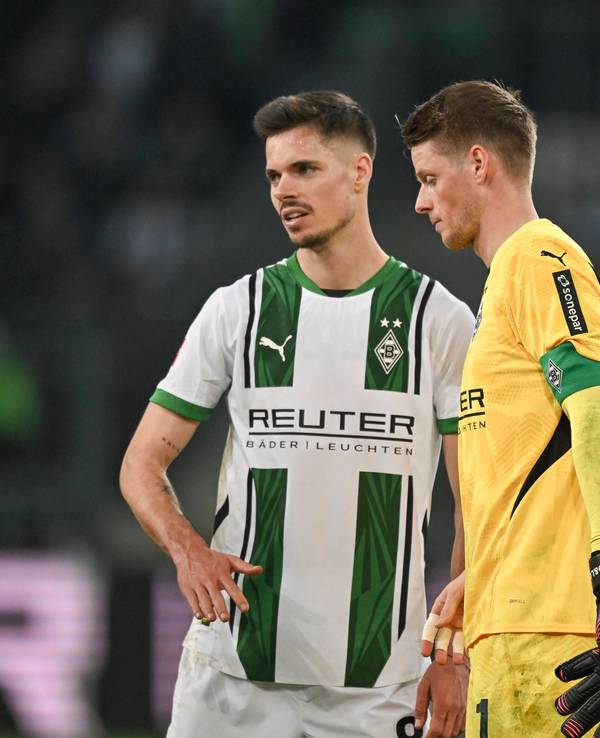 Jonas Omlin und Julian Weigl wirken frustriert auf dem Platz.