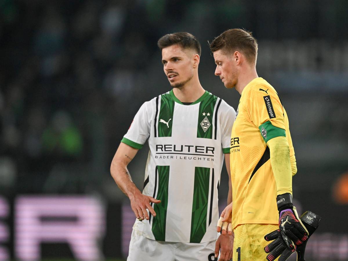 Jonas Omlin und Julian Weigl wirken frustriert auf dem Platz.