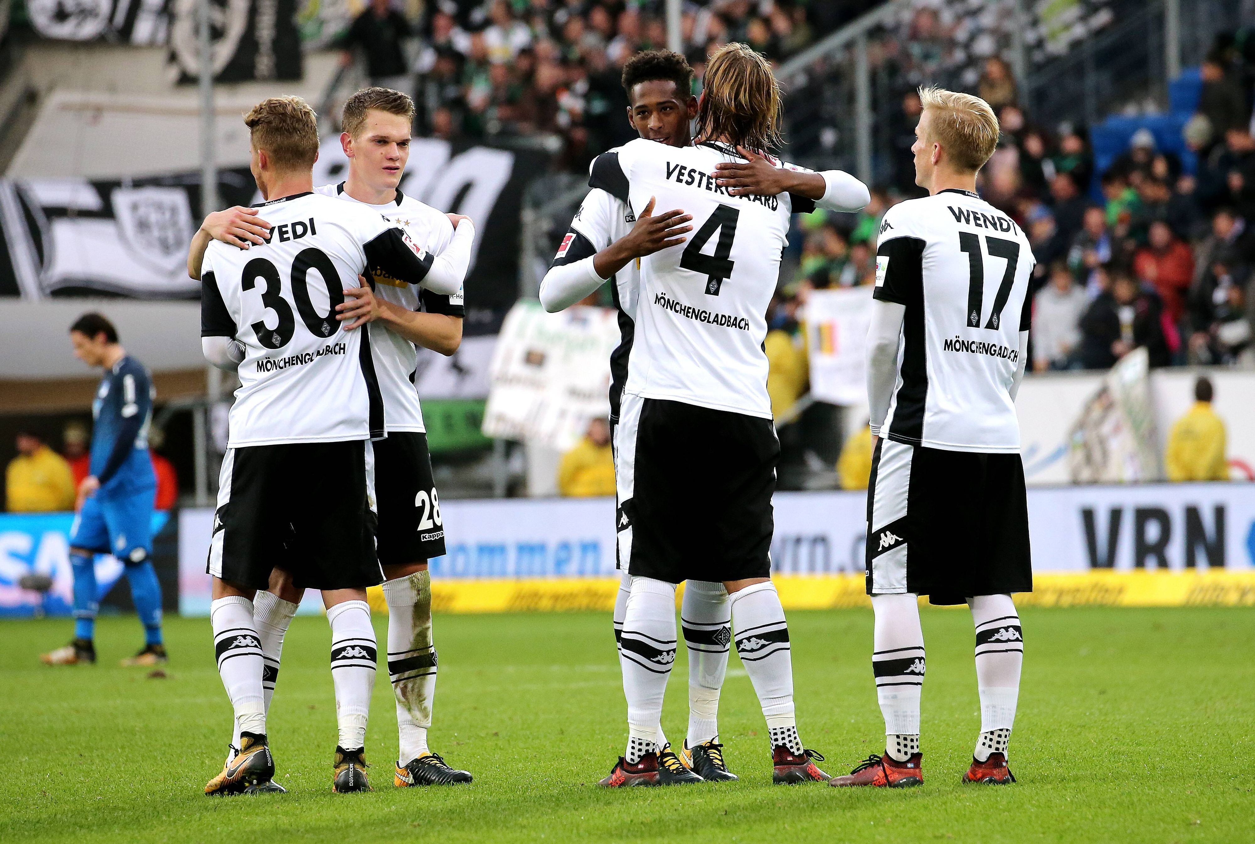 Die Gladbach-Verteidiger freuen sich nach einem Spiel gemeinsam.
