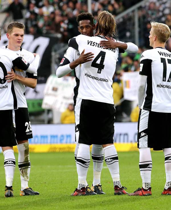 Die Gladbach-Verteidiger freuen sich nach einem Spiel gemeinsam.