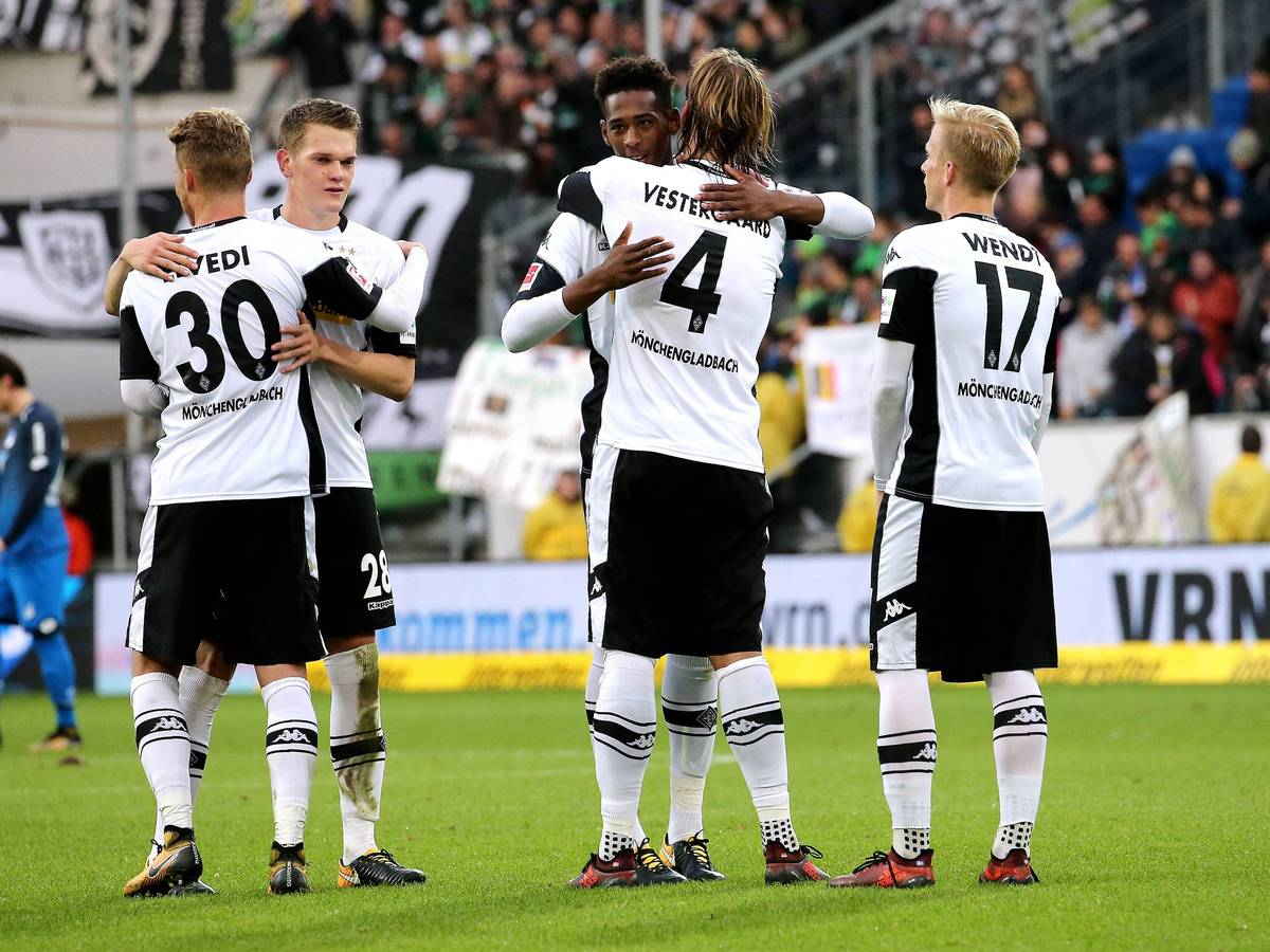 Die Gladbach-Verteidiger freuen sich nach einem Spiel gemeinsam.