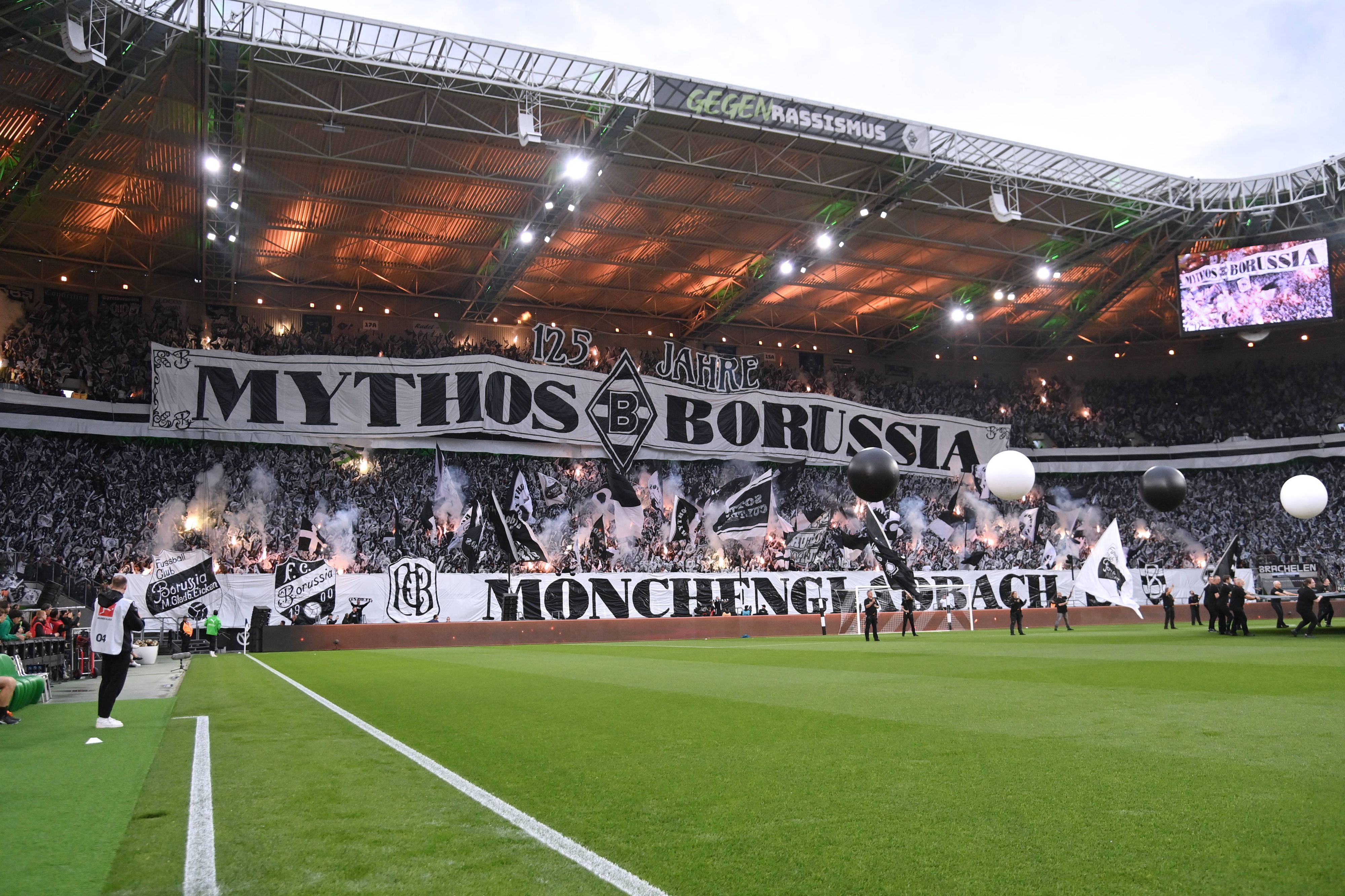 Die Nordkurve im Borussia-Park mit einer Choreo zum Gladbach-Jubiläum.