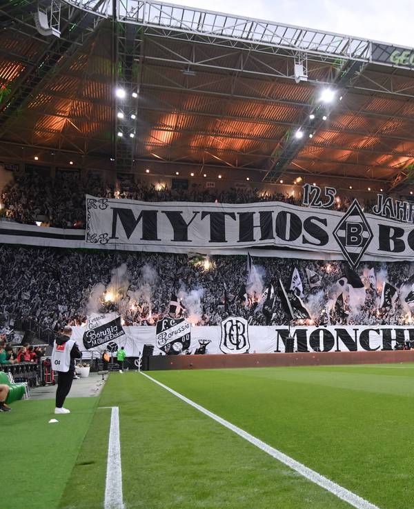 Die Nordkurve im Borussia-Park mit einer Choreo zum Gladbach-Jubiläum.