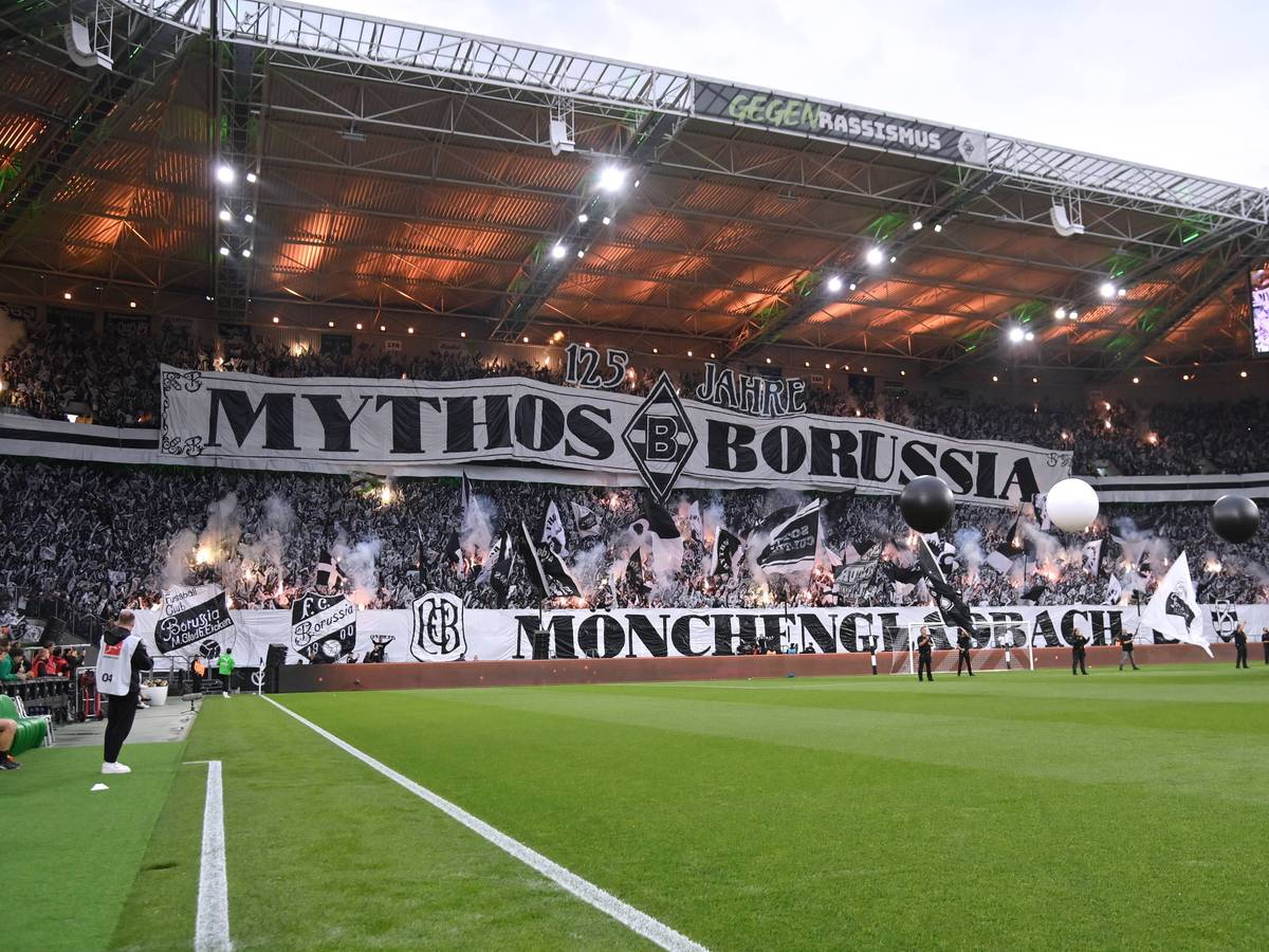 Die Nordkurve im Borussia-Park mit einer Choreo zum Gladbach-Jubiläum.