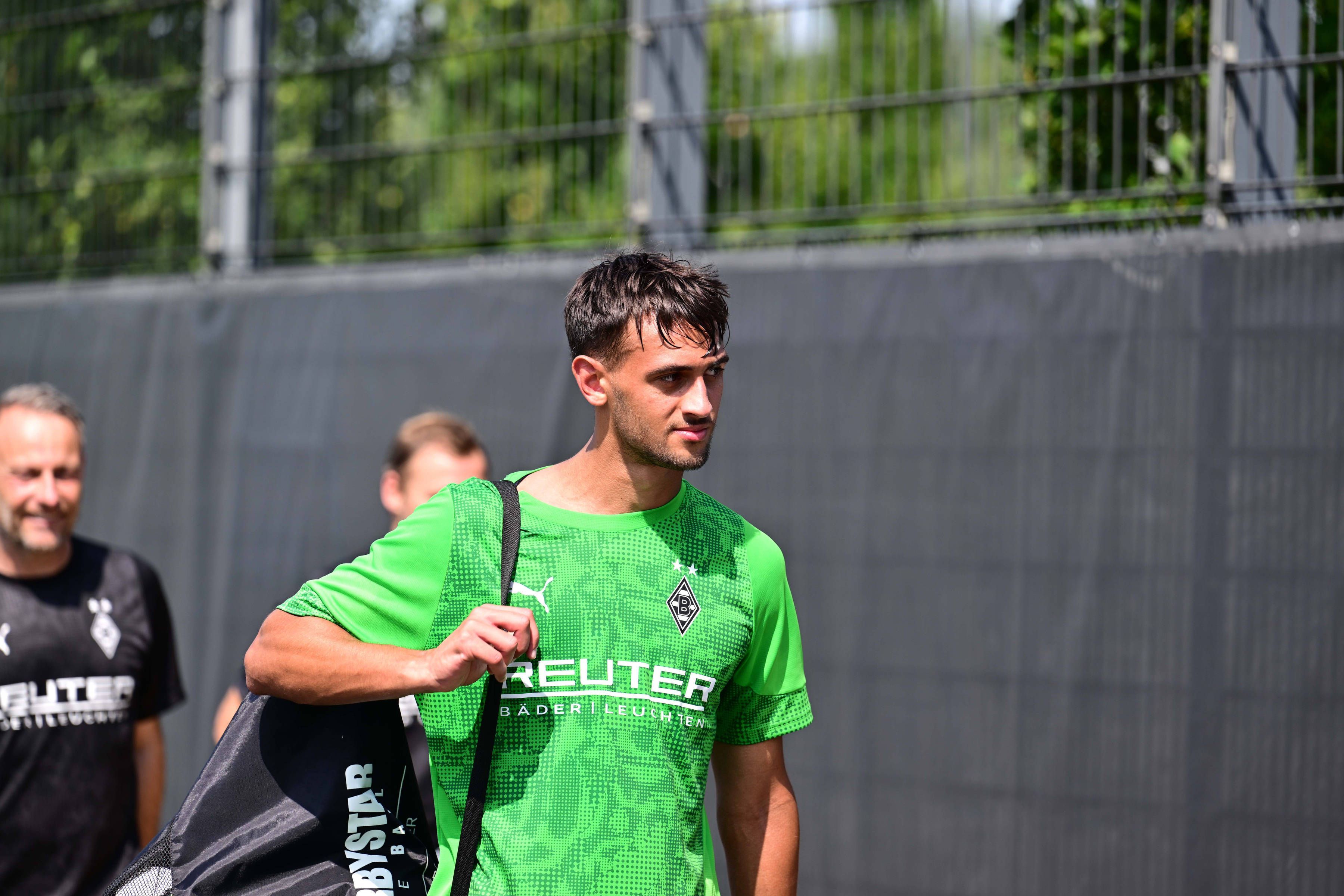Fabio Chiarodia nach dem Training mit einer Balltasche.