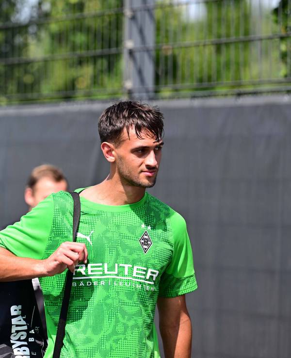 Fabio Chiarodia nach dem Training mit einer Balltasche.